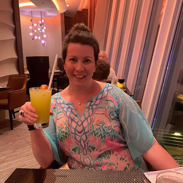 Starting the night with a Sexy Ocean! Rum, pineapple juice, orange juice, and Midori  #MomsAtSea #harmonyoftheseas #royalcaribbean #coastalkitchen #cruiseblogger